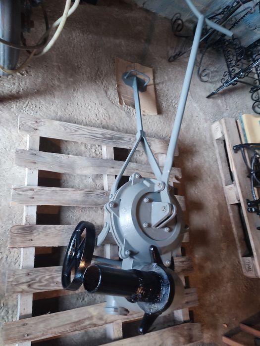 Stara ręczna pompa do wody z 1967 r