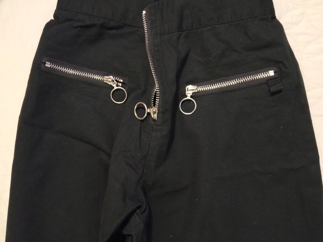 Czarne spodnie na gumce r. 158/164