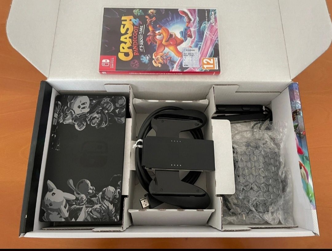 Nintendo switch com crash bandicoot 4 e acessórios