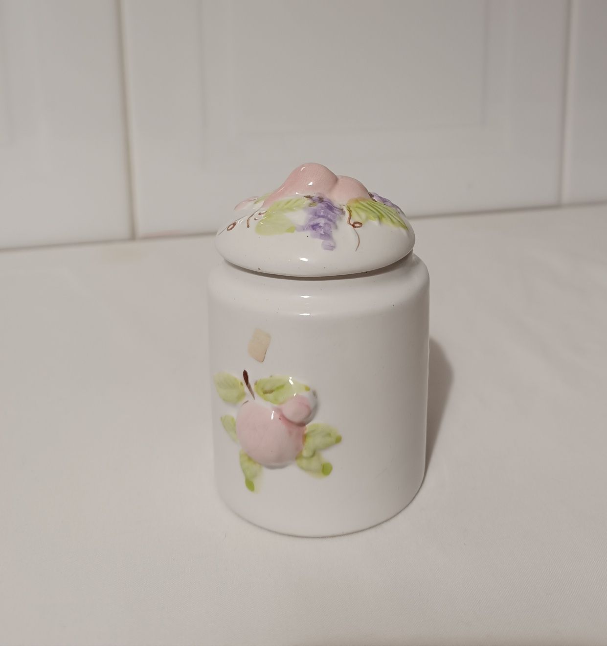 Peça Porcelana. Uvas e frutas. 11 cm. Como Novas