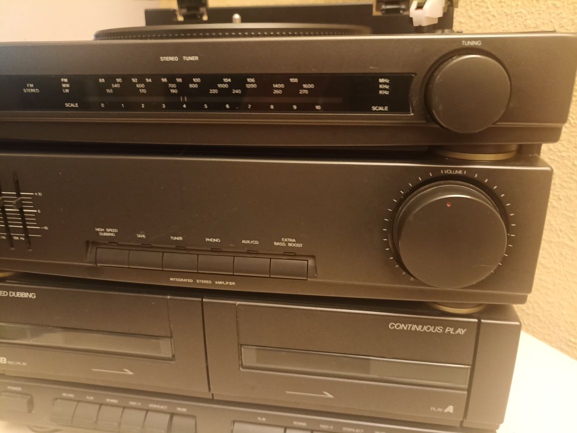 Aparelhagem com gira-discos, duplo leitor cassetes e rádio