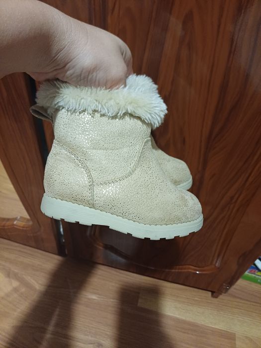 дитячі чоботи Cat & Jack, розмір 6.