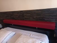 Cama de casal em madeira escura maciça