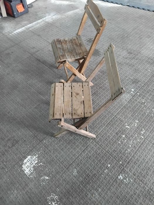 Duas cadeiras antigas