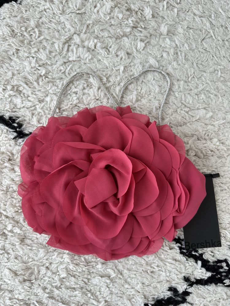Top rosa com flor Bershka