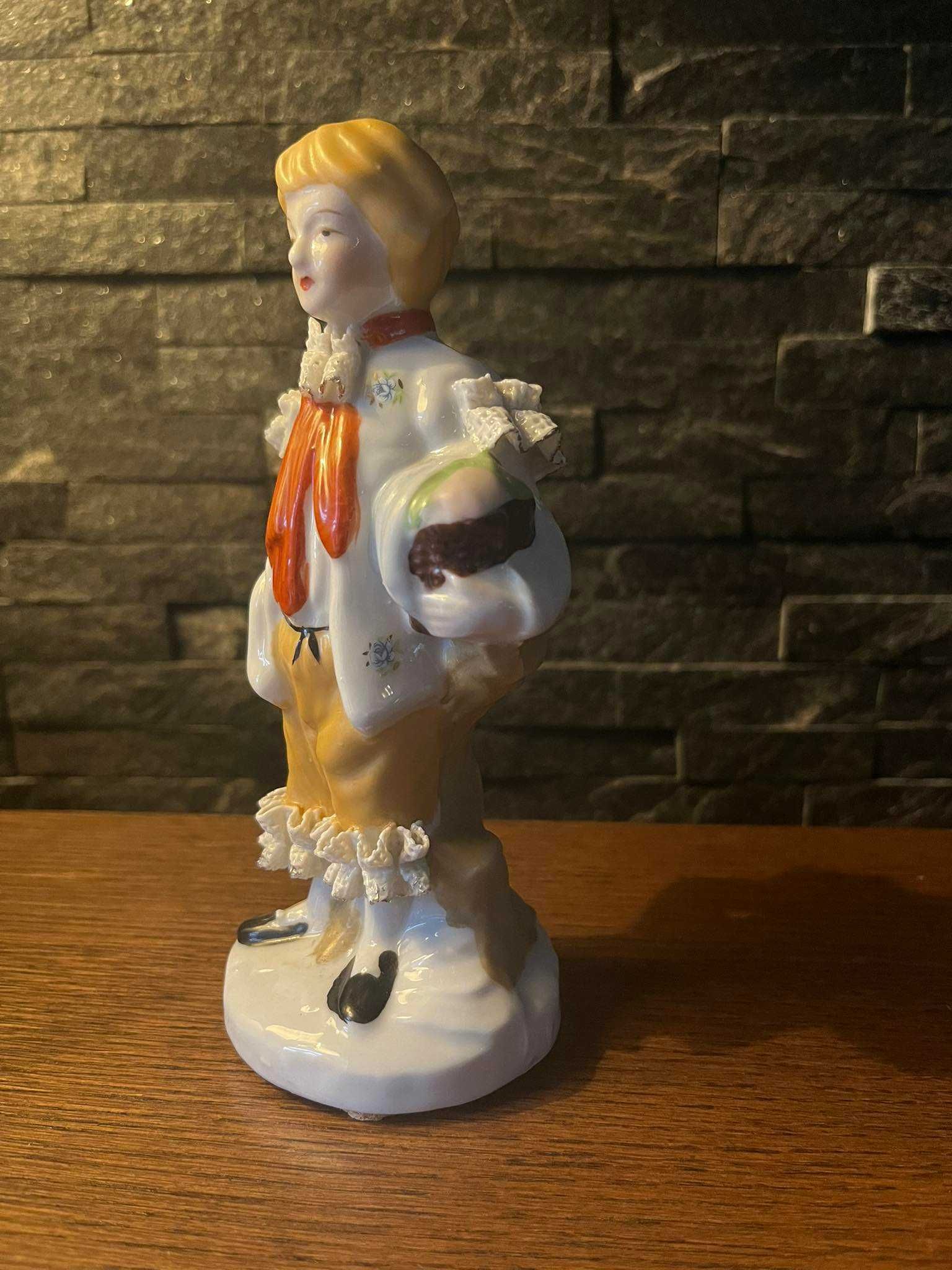 Panicz chłopiec figurka porcelana szkliwiona koronka