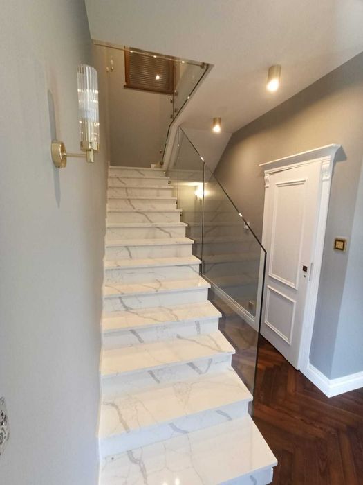 Schody z oryginalnego kamienia, konglomeratu, spieku, marmuru.