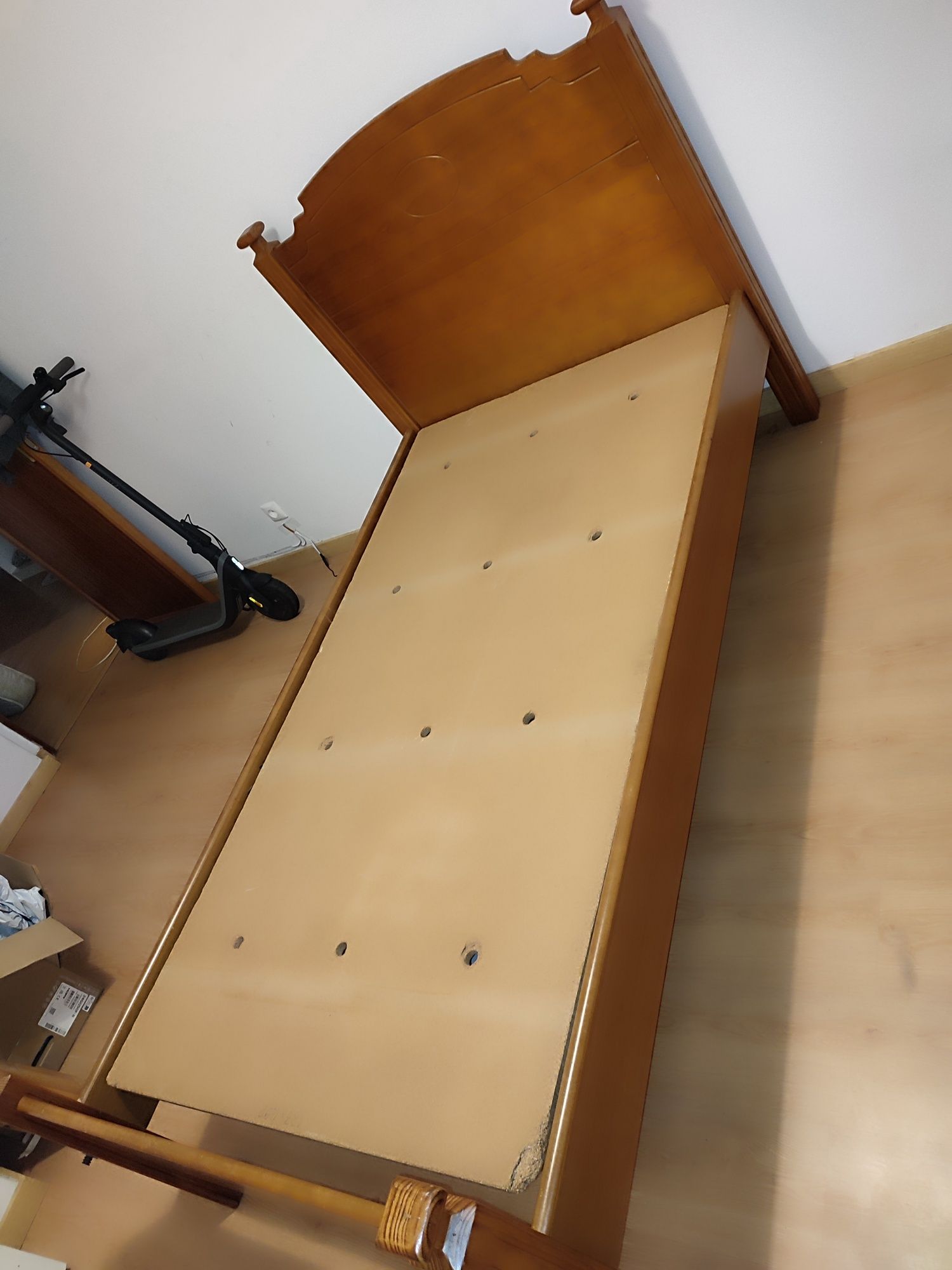 Cama solteiro de madeira massissa com colchãoa