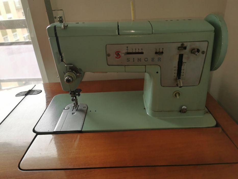 Máquina de costura singer antiga