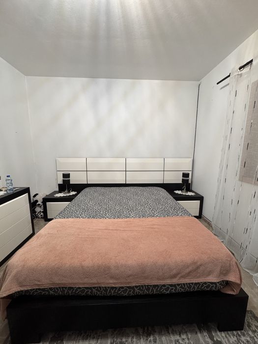 Quarto completo, cama, mesinhas, comoda com espelho e guarda vestidos