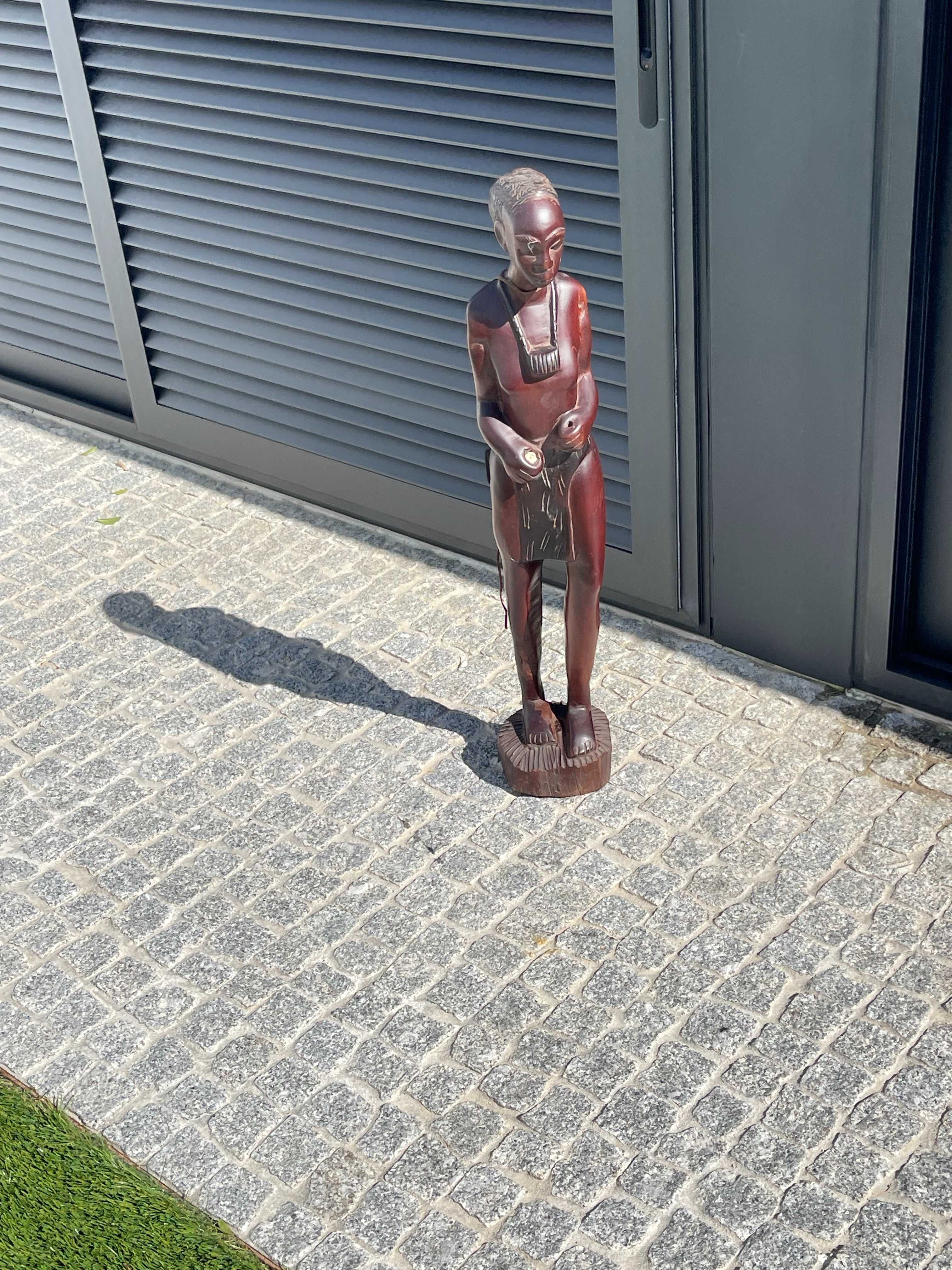 Arte em madeira - Escultura mulher