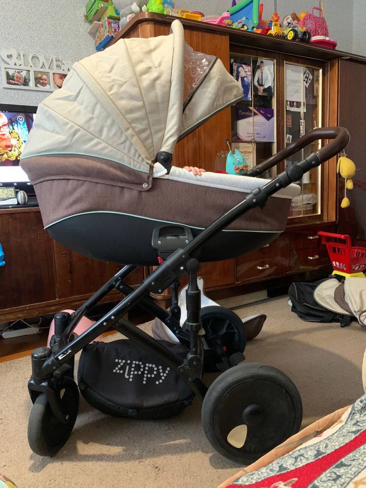 Продам детскую коляску zippi