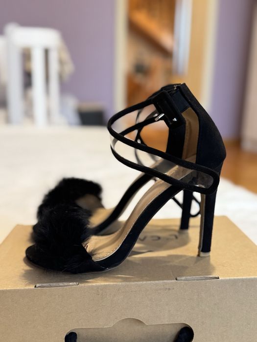 Чорні босоніжки на підборах