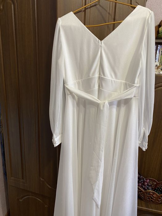 Нарядна біла сукня