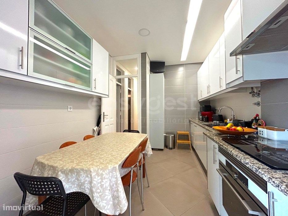Apartamento T2 luminoso, com 77m2, Campo de Ourique junto ao jardim...