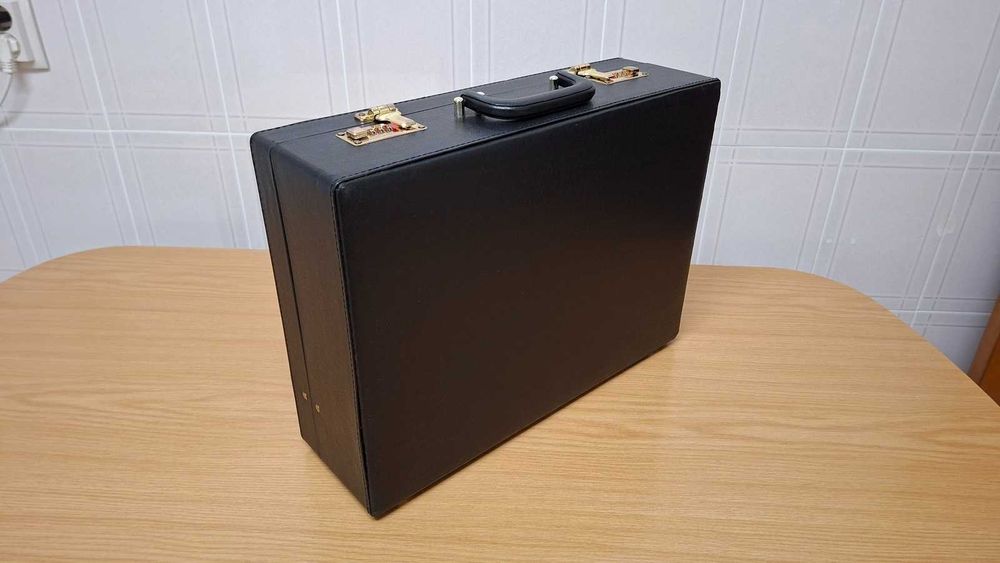 Conjunto de talheres para 12 pessoas. Dourado.