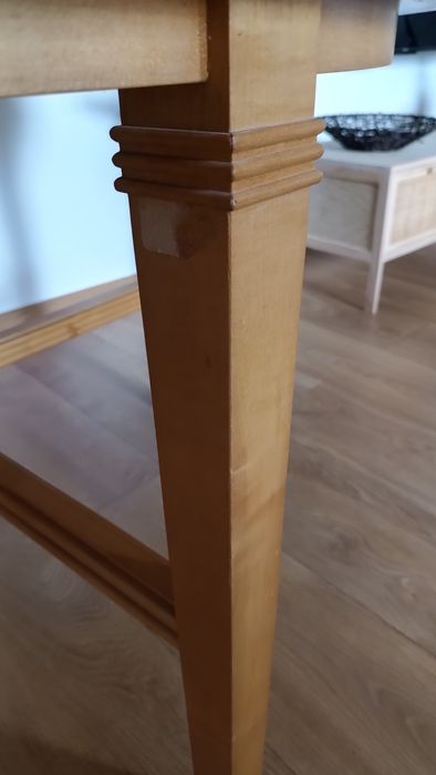 okrągły dębowy stół