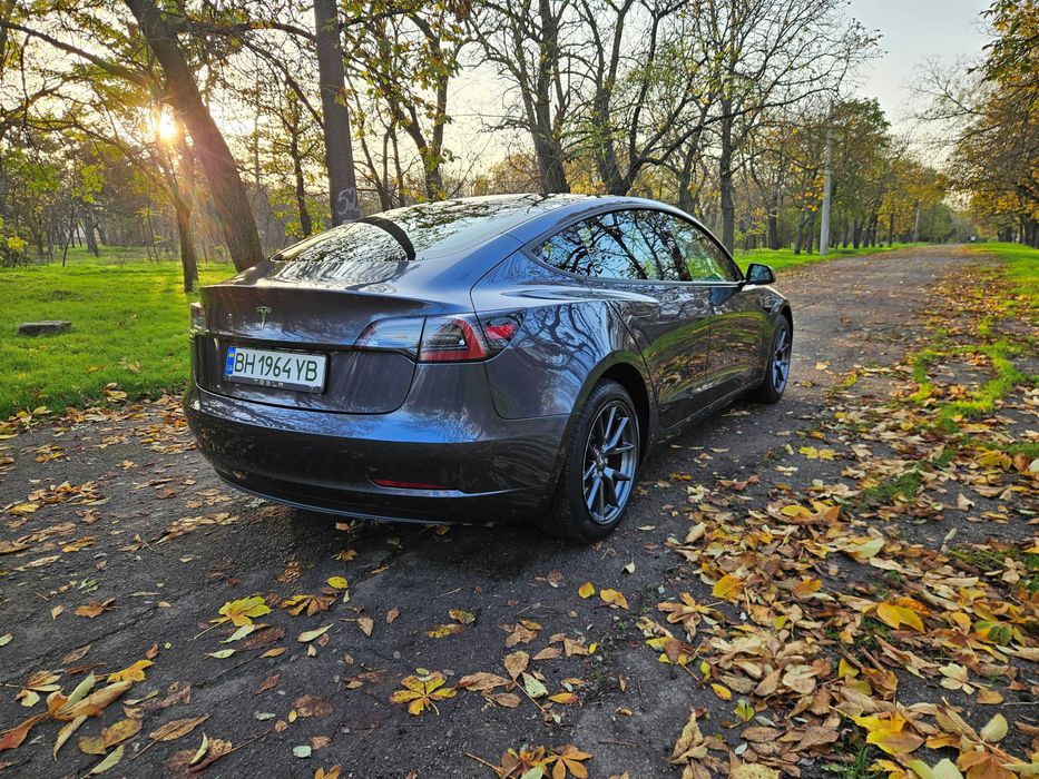 Продам Tesla Model 3  2023р. у відмінному стані
