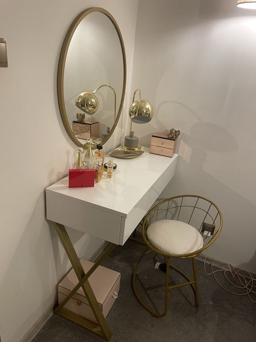 Toaletka w zeztawie lustro krxeslo lampka