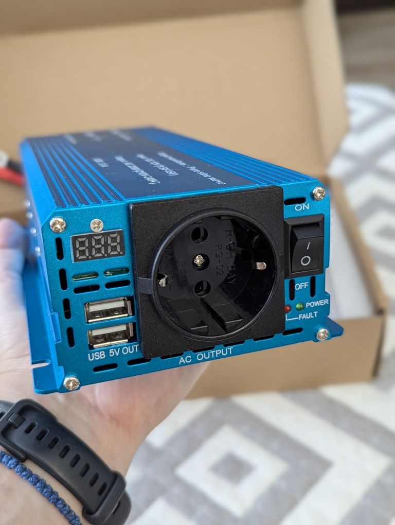 Набор Инвертор Foval 2600w, чистый синус + зарядное Преобразователь 12