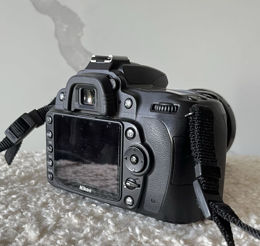 Aparat Nikon D90 z obiektywem i adapterem i bateriami oraz ładowarką