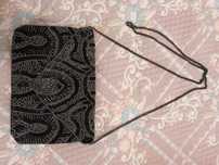 Bolsa preta de ombro com missangas