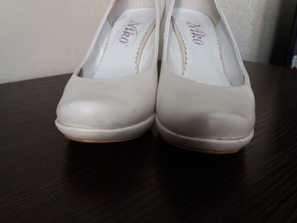 Свадебные бело-перламутровые туфли