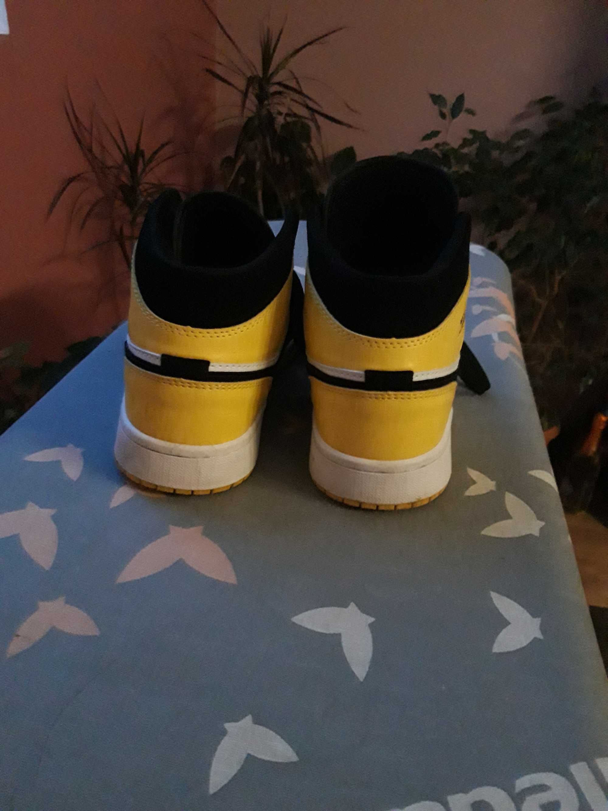 Buty chłopięce Nike Air Jordan 1 Mid SE yellow toe black 39