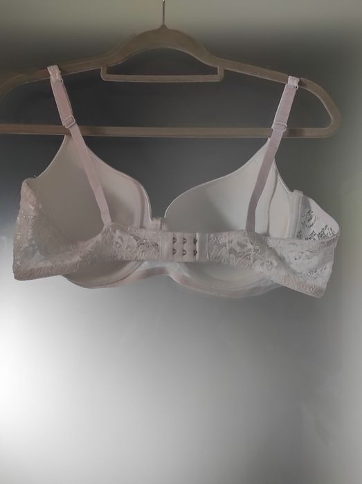 2 sutiãs novos c/ etiqueta tam 52 os 2 por 5€