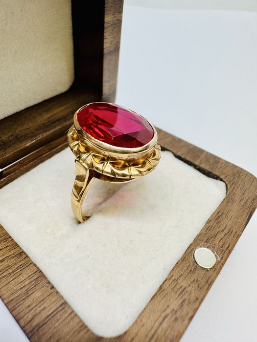 Złoty pierścionek z czerwonym oczkiem 585 - rozmiar 22 - STAN IDEALNY