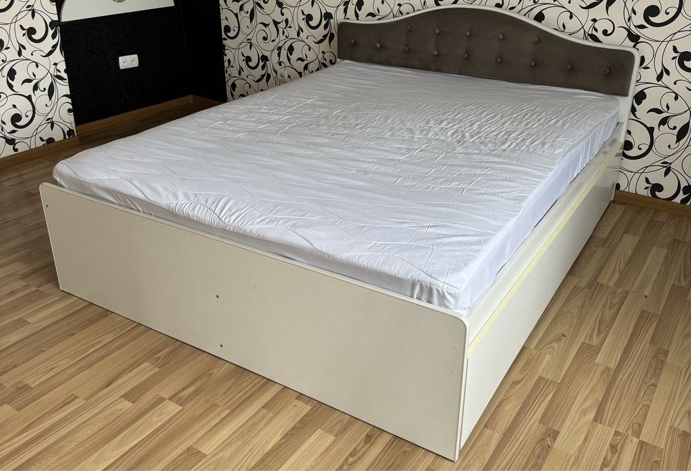 Двоспальне ліжко