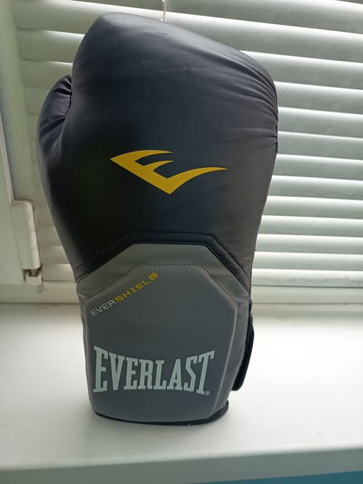 Боксерские перчатки правая Everlast 12 одна штука