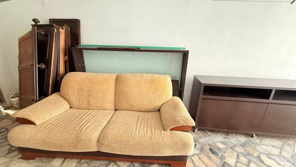 Armário com cristaleira sofá e frigorífico e um roupeiro antigo desmon