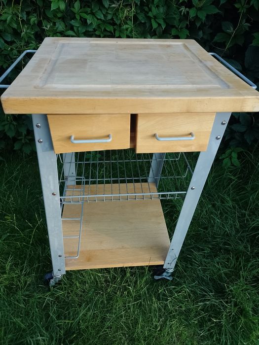 Stolik kuchenny na kółkach