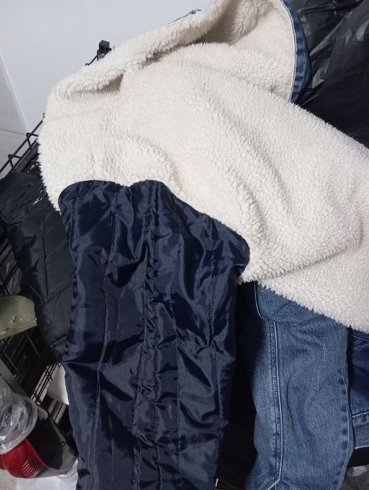 Жіноча джинсова куртка на овчині.