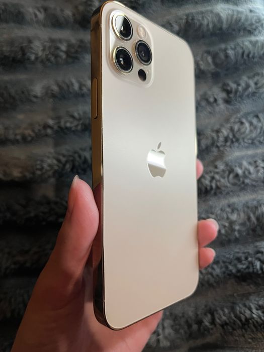 iPhone 12 Pro 128GB + 7 гарних чохлів