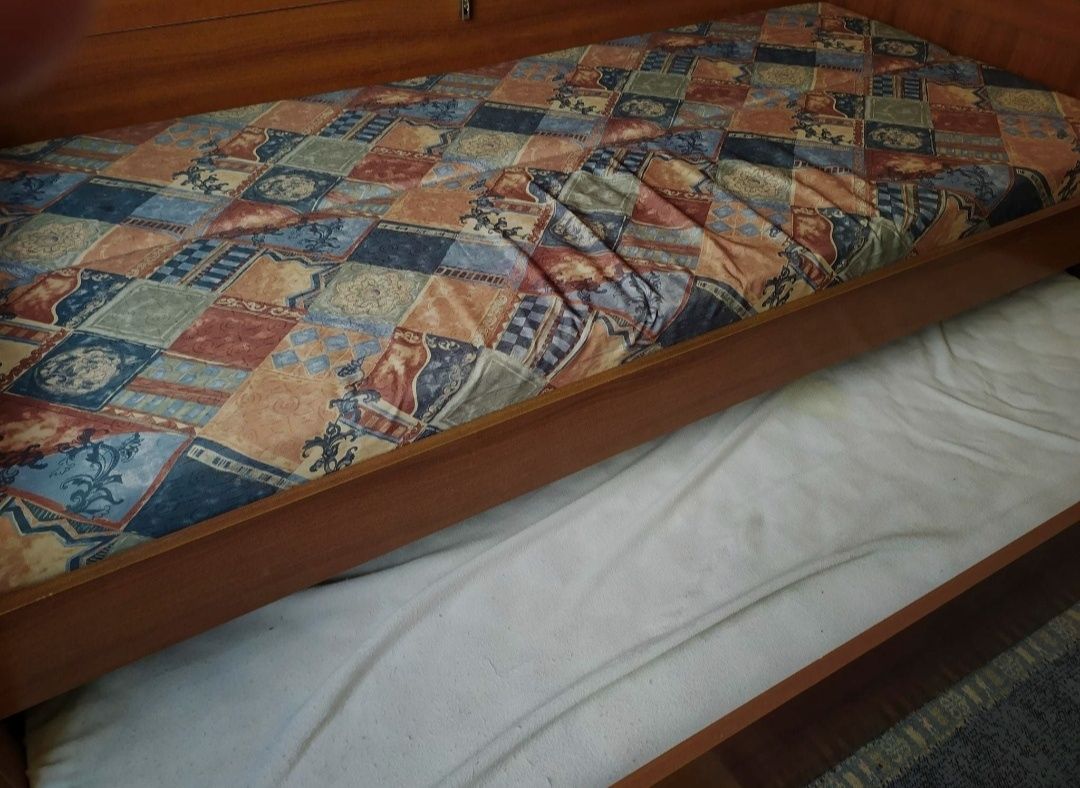 Estante com cama dupla