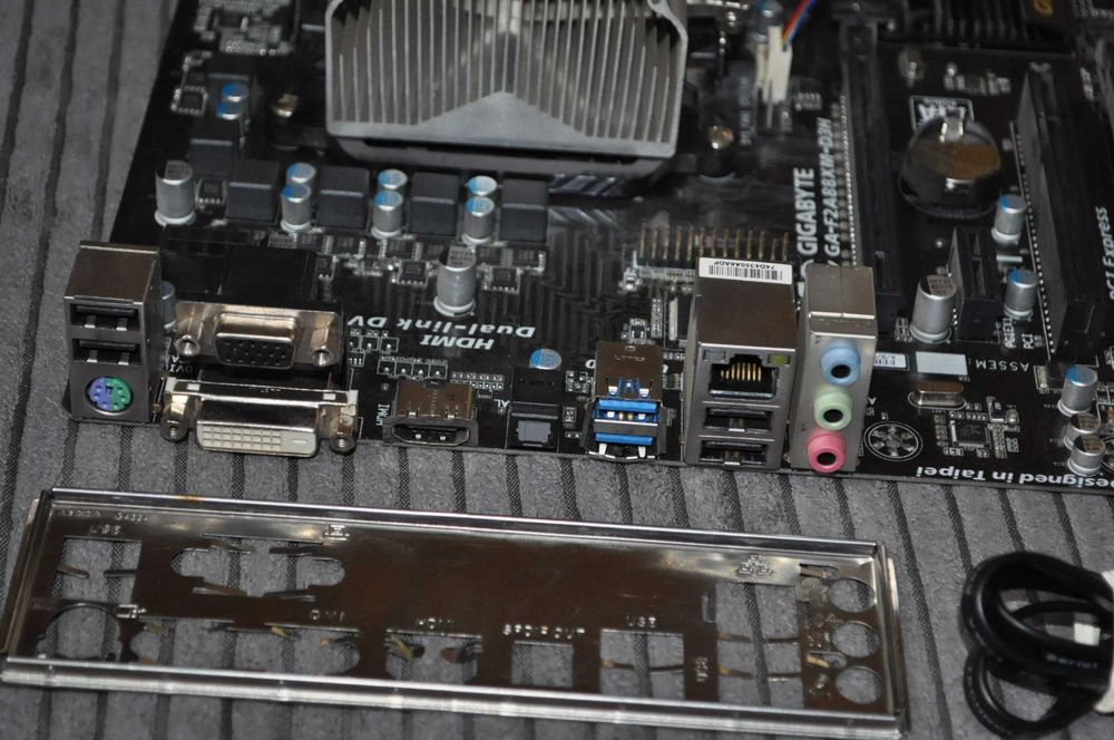 Gigabyte GA-F2A88X-D3H AMD FM2 HDMI USB 3.0 + AMD A8-6600 + 16Gb