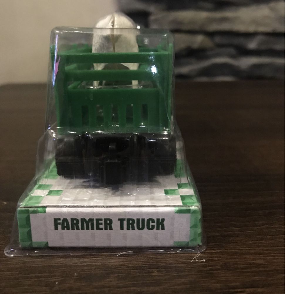 Zabawkowy traktor z przyczepą 048tknz