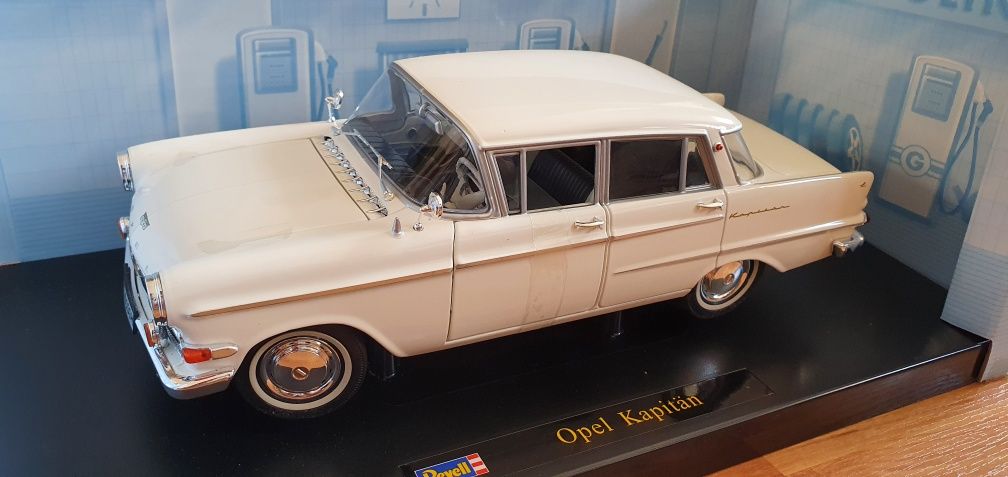 1:18 Revell Opel Kapitan nowy (biały)