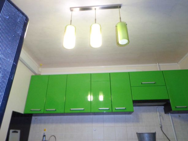 Люстра из трёх стеклянных плафонов для кухни и коридора