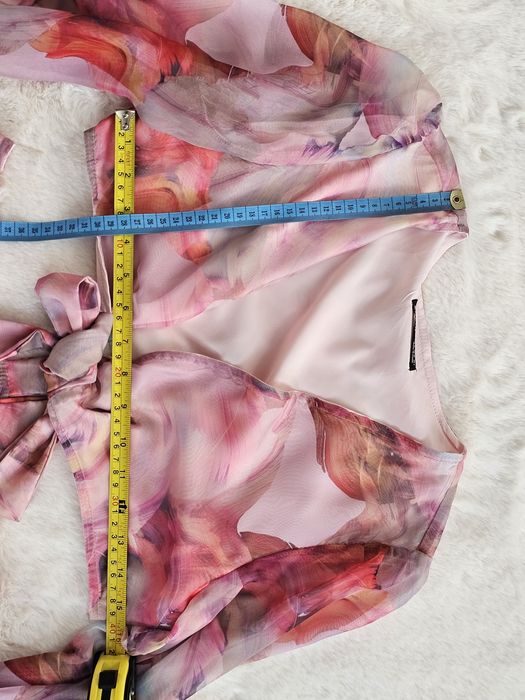 Zwiewna sukienka hiszpanka pastelowa romantyczna falbany wiązanie lato