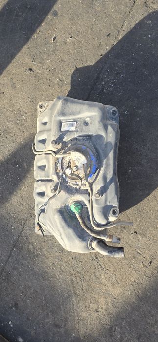 Zbiornik paliwa bak pompka paliwa Toyota Yaris II 1,3