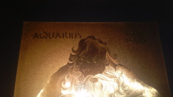 Quadro dourado com signo aquário