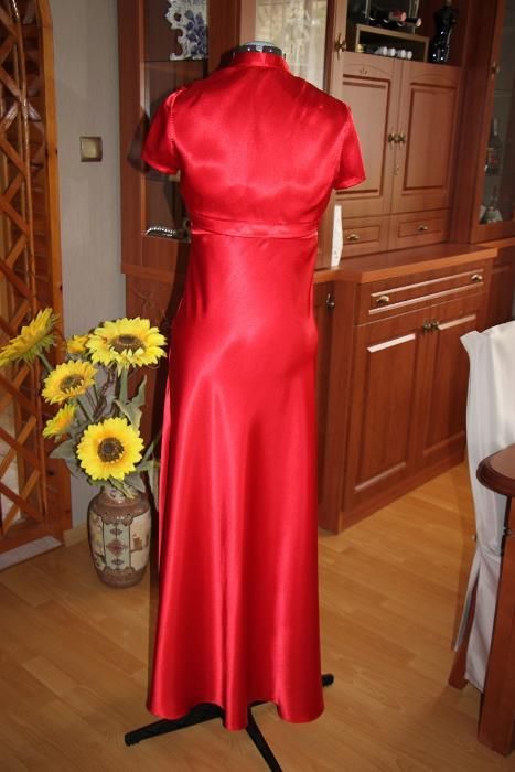 Czerwona suknia wieczorowa idealna na wesele