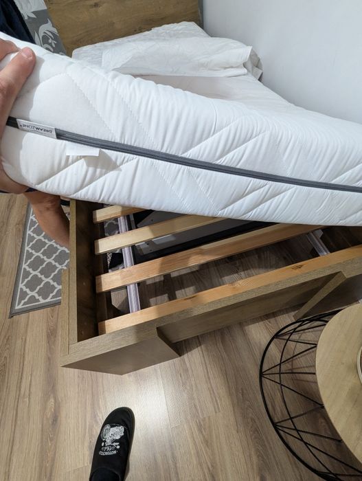 Łóżko z materacem