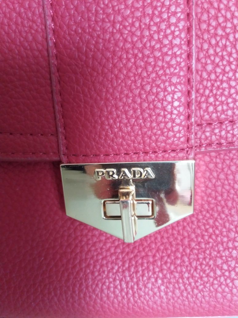 Bolsa da Prada lindíssima como se pode ver nas fotos