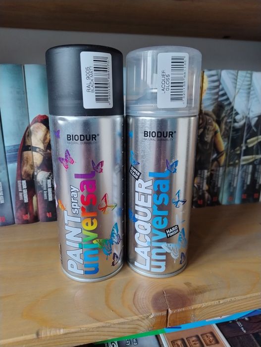 Czarna farba i lakier w sprayu