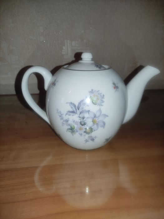 Чайник з білого фарфору