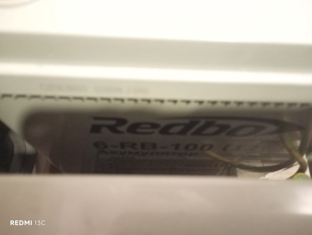 Акумулятор Redbo 6-RB-100 AGM вживаний залишок 50 відсотків.